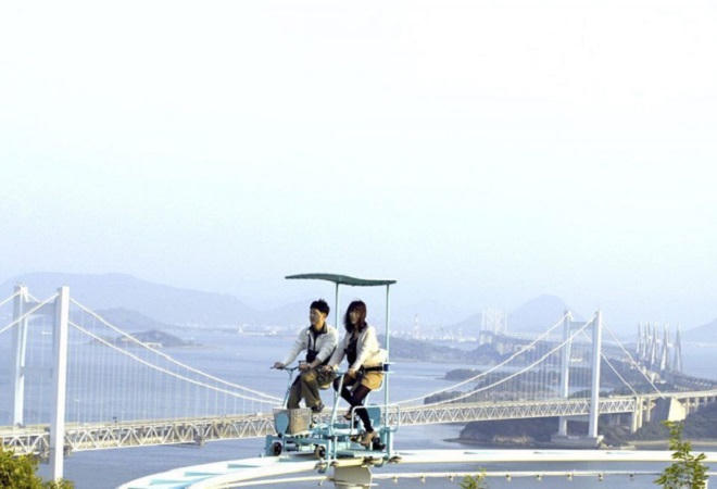 Đạp xe giữa không trung ở độ cao 15m, vừa đạp vừa lo “rớt tim”