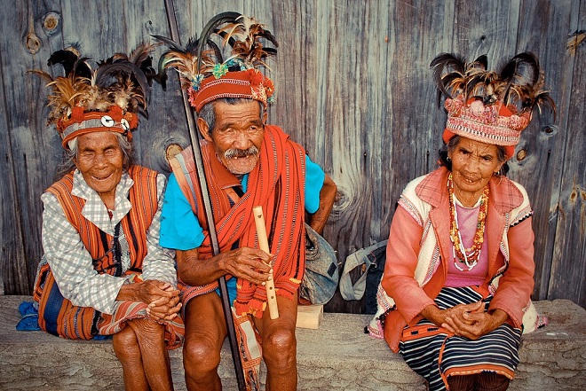 Độc đáo tập tục treo quan tài người chết trên vách đá 