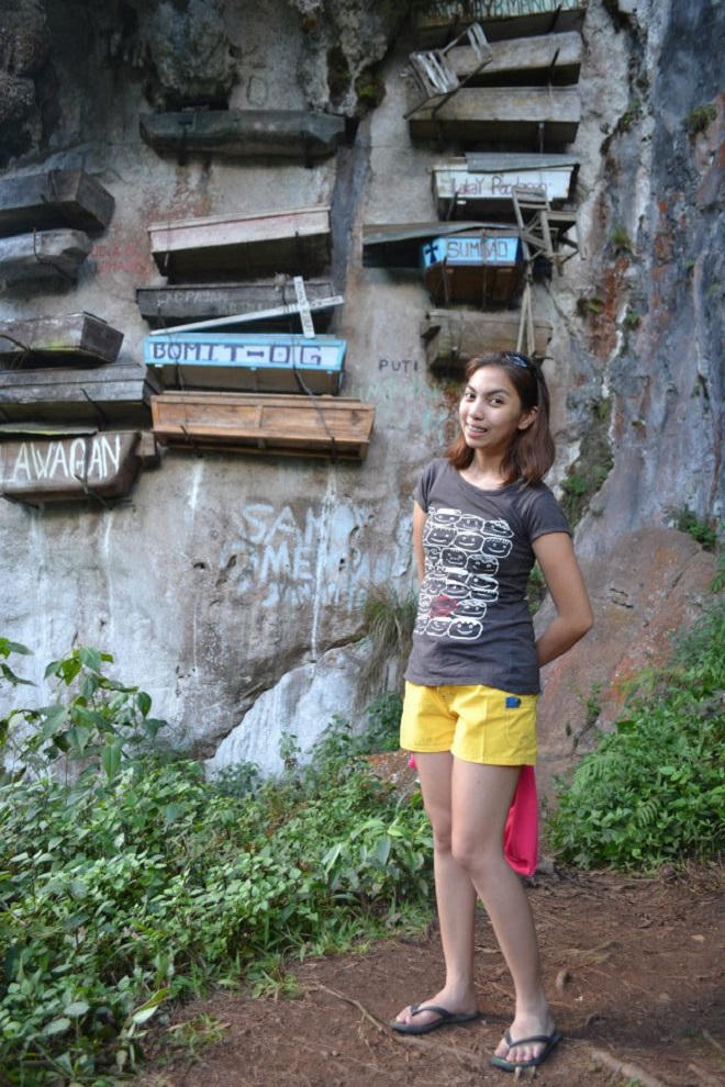 Độc đáo tập tục treo quan tài người chết trên vách đá 