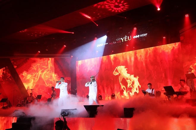 Tuấn Hưng lần đầu 'khoe' bố mẹ tại sân khấu FLC Sầm Sơn