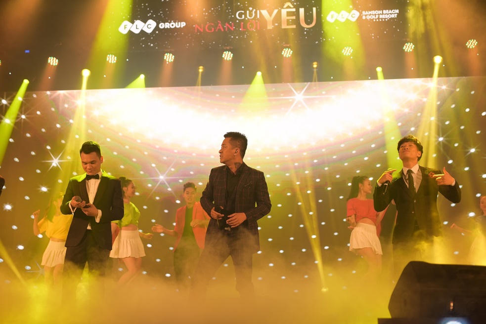 Tuấn Hưng lần đầu 'khoe' bố mẹ tại sân khấu FLC Sầm Sơn