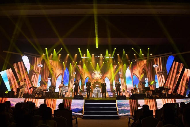 Tuấn Hưng lần đầu 'khoe' bố mẹ tại sân khấu FLC Sầm Sơn