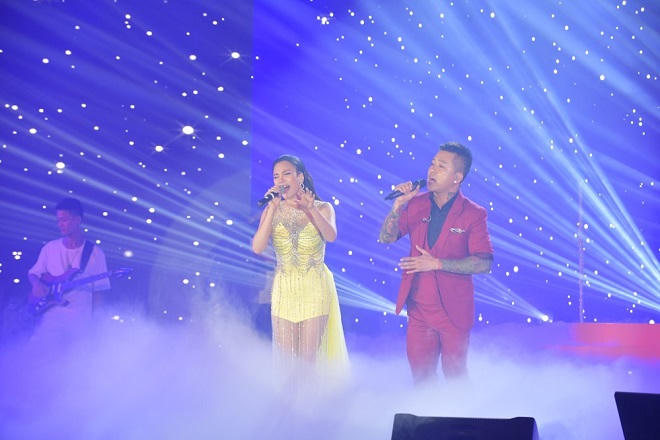 Tuấn Hưng lần đầu 'khoe' bố mẹ tại sân khấu FLC Sầm Sơn