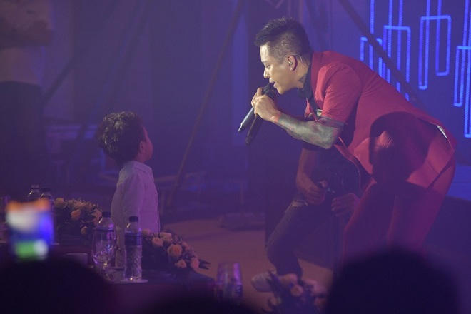 Tuấn Hưng lần đầu 'khoe' bố mẹ tại sân khấu FLC Sầm Sơn
