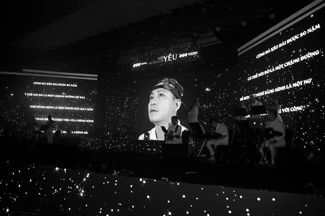 Tuấn Hưng lần đầu 'khoe' bố mẹ tại sân khấu FLC Sầm Sơn