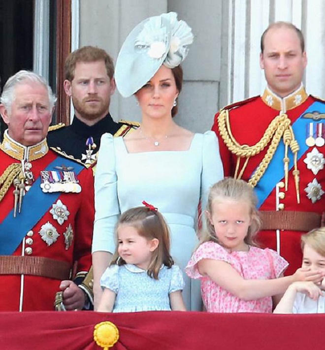 Công chúa Charlotte gây sốt vì thường xuyên diện đồ ton sur ton với mẹ