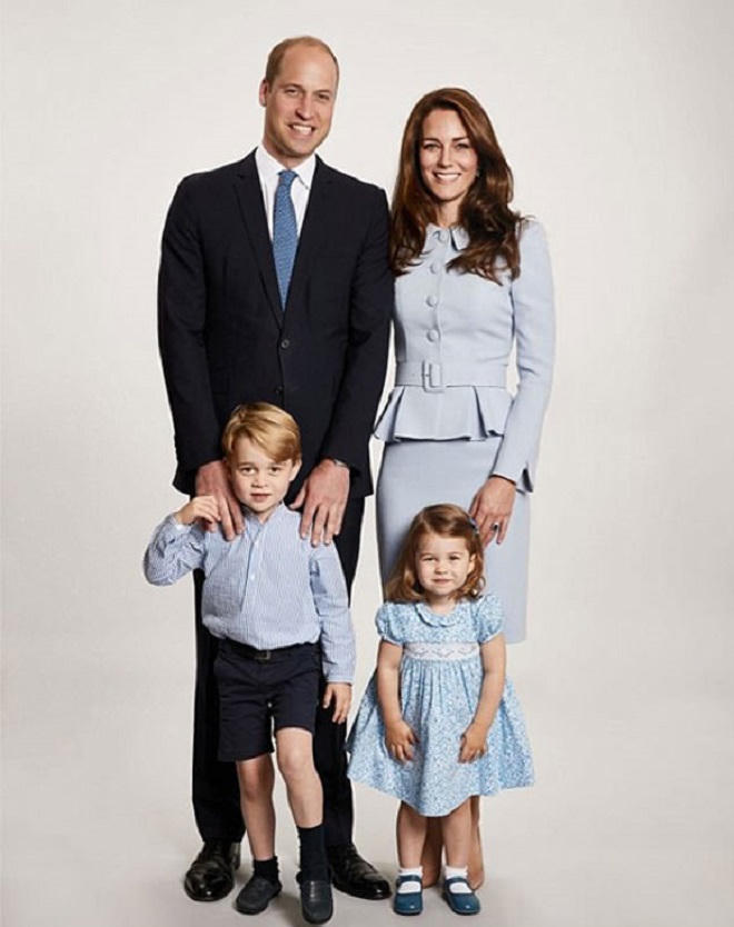 Công chúa Charlotte gây sốt vì thường xuyên diện đồ ton sur ton với mẹ