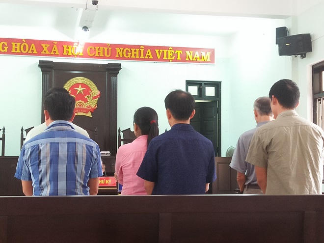 Bị cáo “nghiện” đánh bạc trần tình: “Cứ nghĩ đến mấy lá bài, ruột gan lại cồn cào, nhịn không được”
