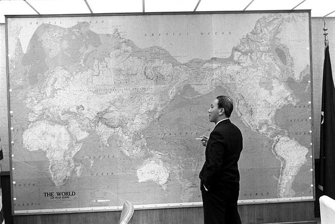 Tổng thống sai lầm, tướng dưới quyền uất ức tự sát