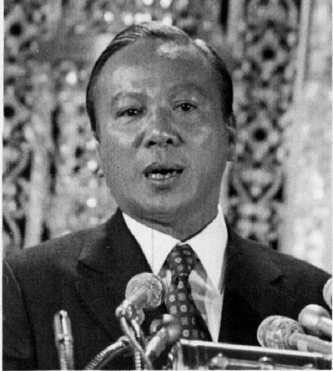 Tổng thống sai lầm, tướng dưới quyền uất ức tự sát