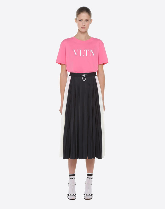 Chiếc áo thun hơn 8 triệu đồng gây sốt của 'Thư ký Kim'