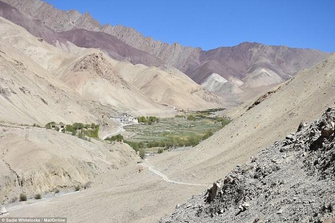 Ngôi làng độc đáo ở Ấn Độ chỉ dùng điện 3 tiếng mỗi ngày