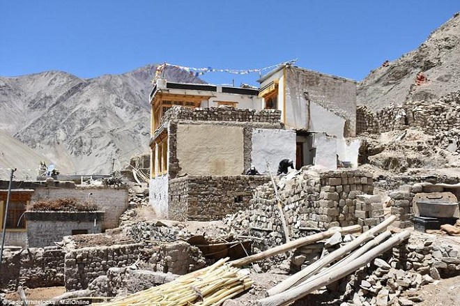 Ngôi làng độc đáo ở Ấn Độ chỉ dùng điện 3 tiếng mỗi ngày