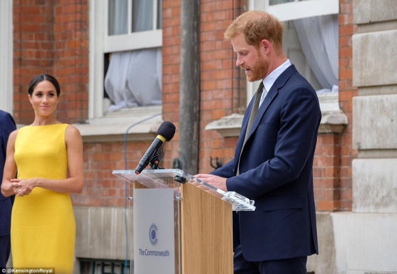 Diện đầm vàng nổi bật, Công nương Meghan Markle lại nắm tay chồng bất chấp quy tắc Hoàng gia