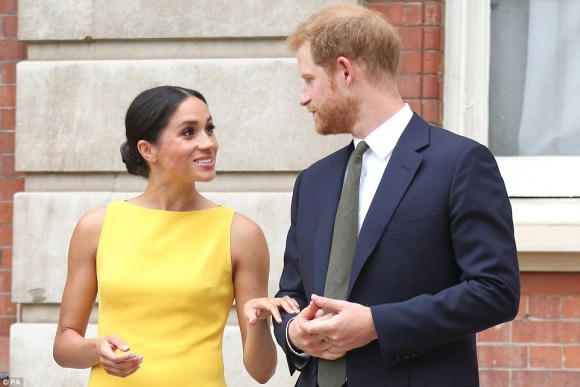 Diện đầm vàng nổi bật, Công nương Meghan Markle lại nắm tay chồng bất chấp quy tắc Hoàng gia