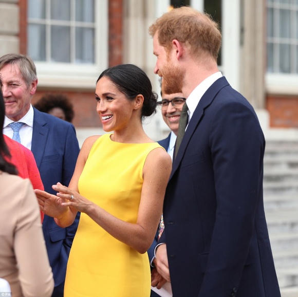 Diện đầm vàng nổi bật, Công nương Meghan Markle lại nắm tay chồng bất chấp quy tắc Hoàng gia