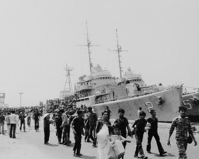 Những ngày cuối của Quân đội Việt Nam Cộng hòa (Bài 2): Ném chiến cụ, cướp tàu tháo chạy