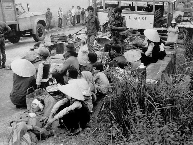 Những ngày cuối của Quân đội Việt Nam Cộng hòa (Bài 2): Ném chiến cụ, cướp tàu tháo chạy