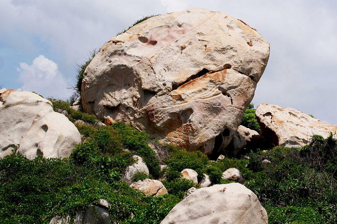 Những tảng đá khổng lồ có hình thù kỳ dị ở Bình Thuận