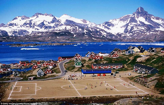 Những sân bóng lạ lùng nhất hành tinh