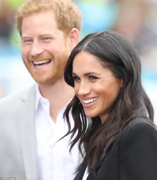 Chỉ trong vòng 3 tiếng, Công nương Meghan Markle xuất hiện với 2 set đồ có giá nửa tỷ đồng