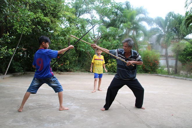 Tuyệt chiêu “điểm huyệt” độc nhất vô nhị của võ sư 1 chân đen 1 chân trắng