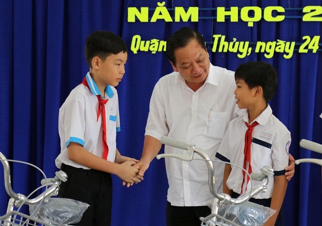  Bí thư Thành ủy Cần Thơ đến tận nhà tặng quà gia đình chính sách