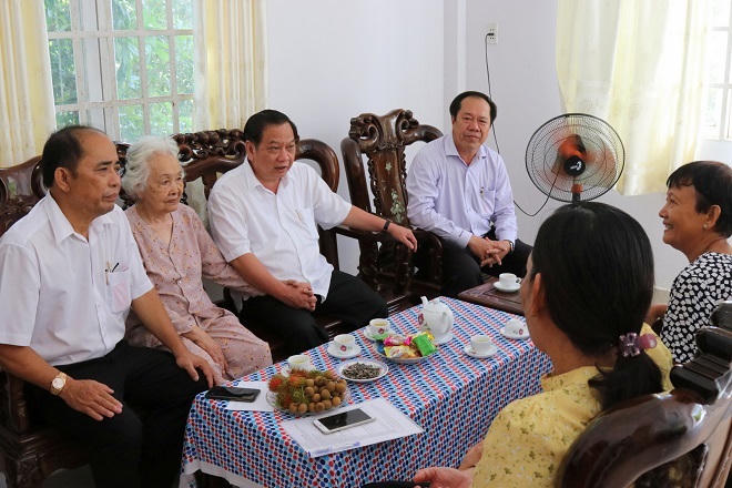  Bí thư Thành ủy Cần Thơ đến tận nhà tặng quà gia đình chính sách