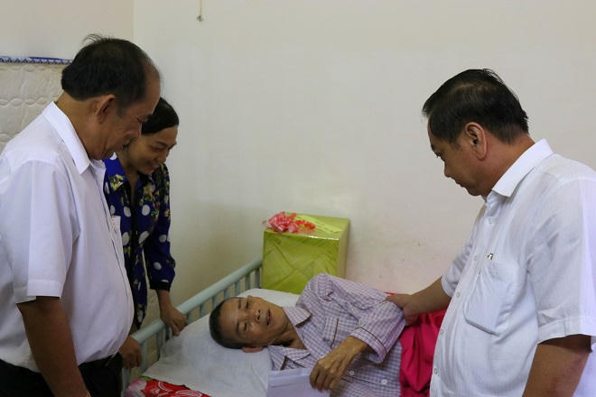  Bí thư Thành ủy Cần Thơ đến tận nhà tặng quà gia đình chính sách