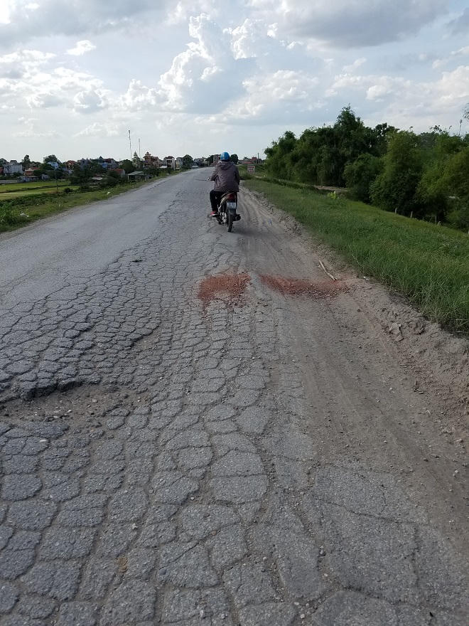 Hà Nội: Các tuyến đê “oằn mình” chống đỡ xe quá tải