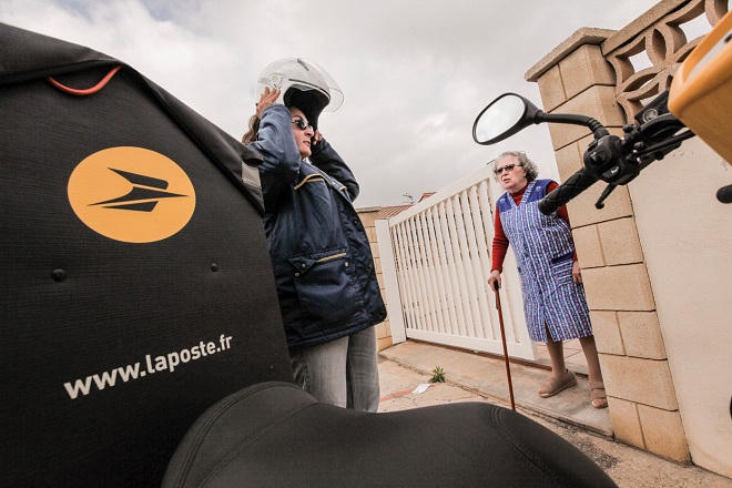 Pháp: Ngành bưu chính xoay sở “kiếm cơm” với những dịch vụ mới 