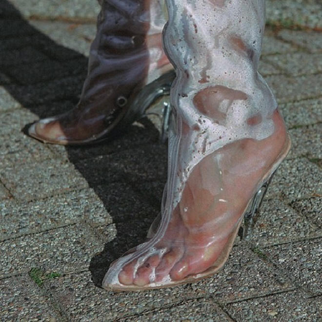 Sự thật đằng sau những đôi giày trong suốt sành điệu: Nóng và bốc mùi