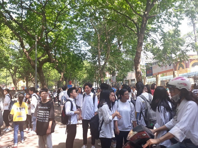 Phụ huynh săn “trường điểm”, trường chuyên: Con có thành thiên tài?