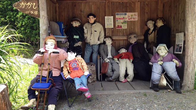 Cuộc sống “thèm người” ở ngôi làng hình nộm nhiều hơn người thật