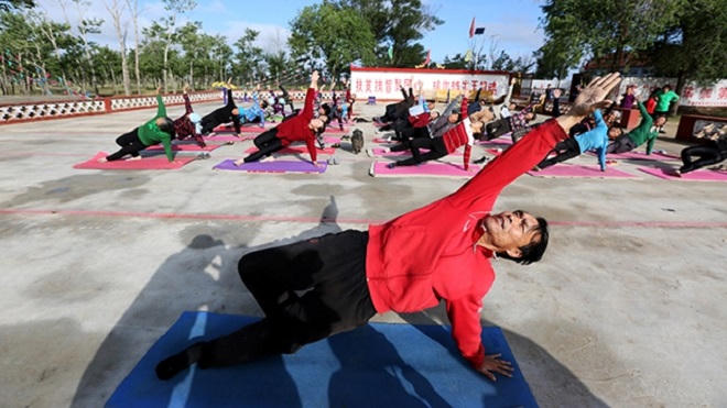 Ngôi làng “cải lão hoàn đồng” nhờ yoga