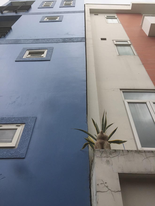 2 năm đòi hàng xóm bồi thường vì đóng cọc làm nghiêng nhà