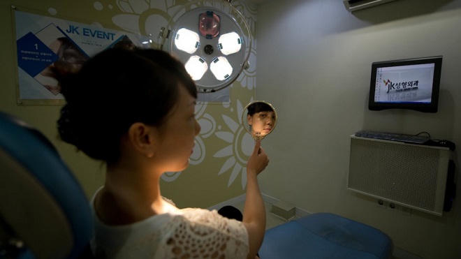 Phẫu thuật thẩm mỹ - một dạng bạo hành với phụ nữ