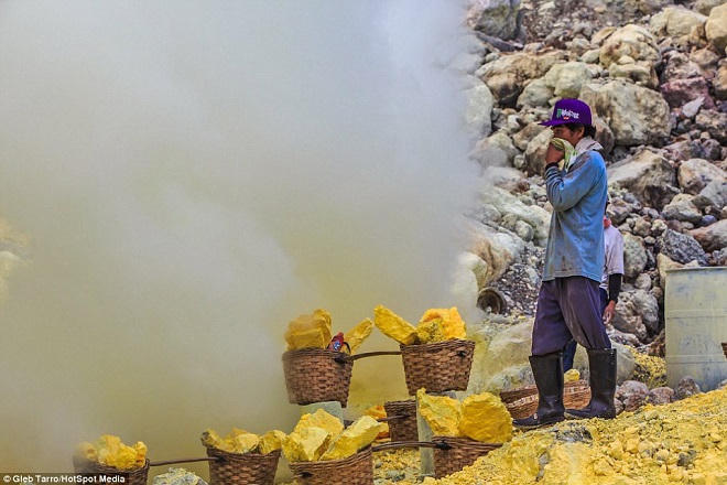 'Kho báu của Quỷ' ở ngọn núi phun nham thạch màu xanh 