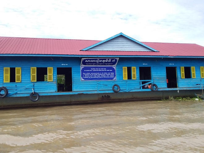 Chuyện xúc động về lớp học người Việt trên Biển Hồ