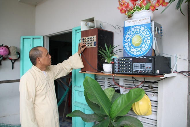 Lão 'gàn' bỏ tiền túi lắp loa cảnh báo đường sắt