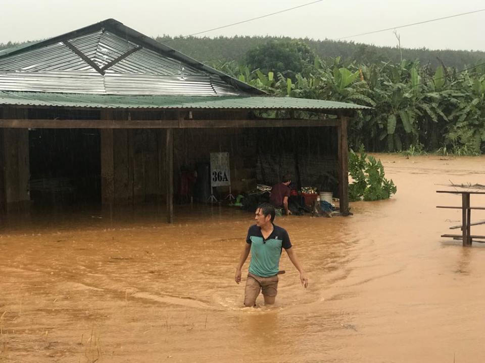 Tình người nơi rốn lũ vùng biên