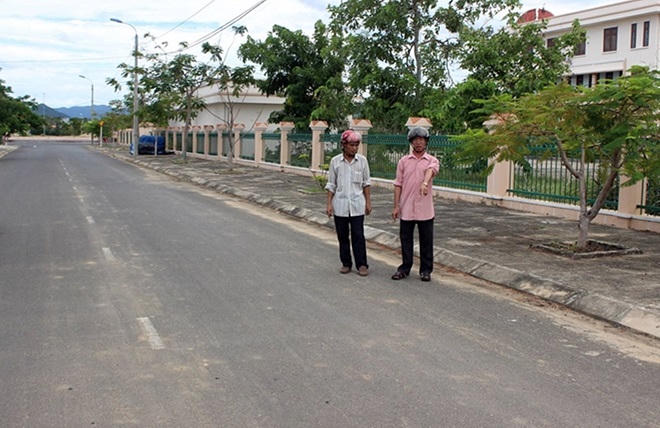 Táo tợn dùng roi điện, bình xịt hơn cay tấn công chủ hiệu vàng