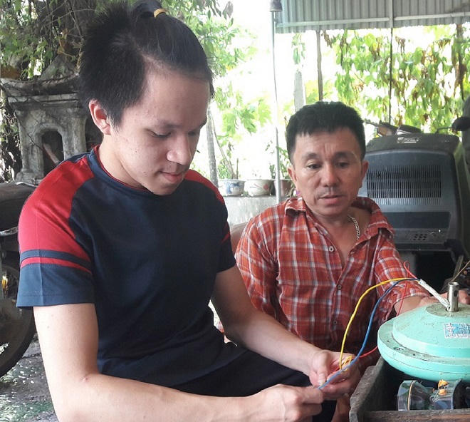 Chuyện tình keo sơn “vá” lại cuộc đời người đàn ông “xương thủy tinh”