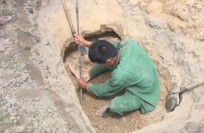 Thương lái “hét giá” đá đen, dân đổ xô đào bới