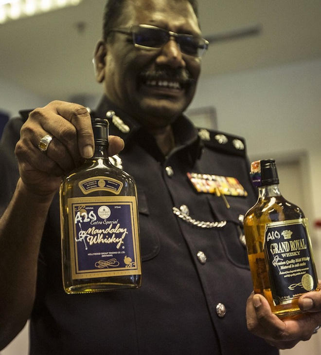 Một tuần, 25 người chết vì nghi uống phải rượu rởm tại Malaysia