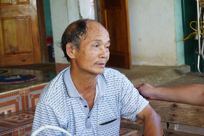 Công cha trời bể 10 năm “vác” hai con tật nguyền đến trường