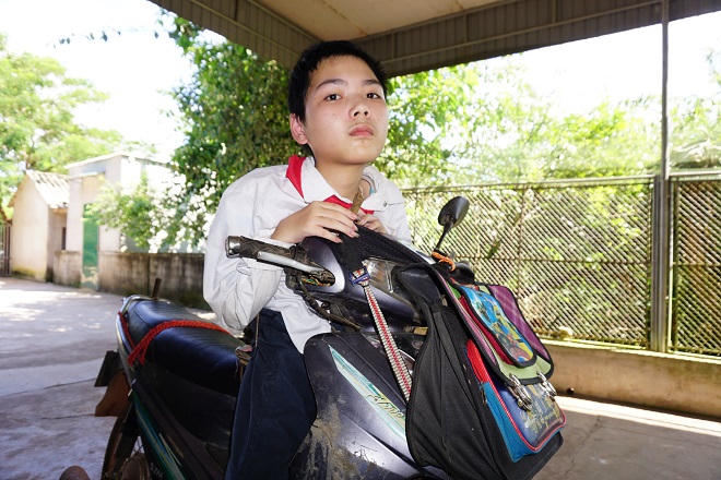 Công cha trời bể 10 năm “vác” hai con tật nguyền đến trường