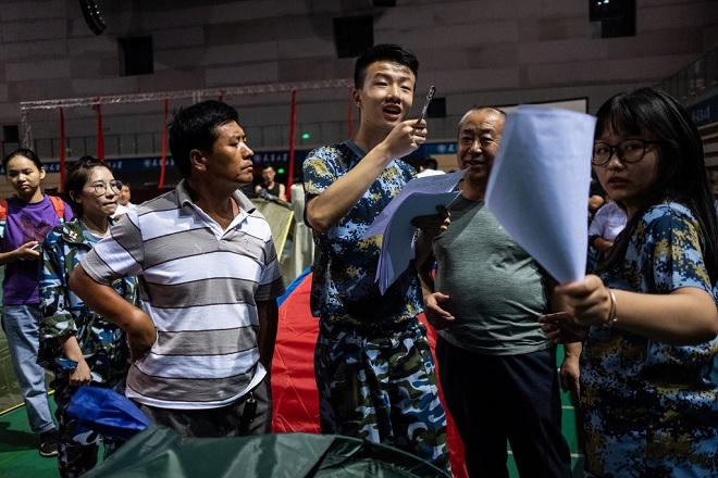 Tranh cãi về tình trạng cha mẹ “học Đại học cùng con”