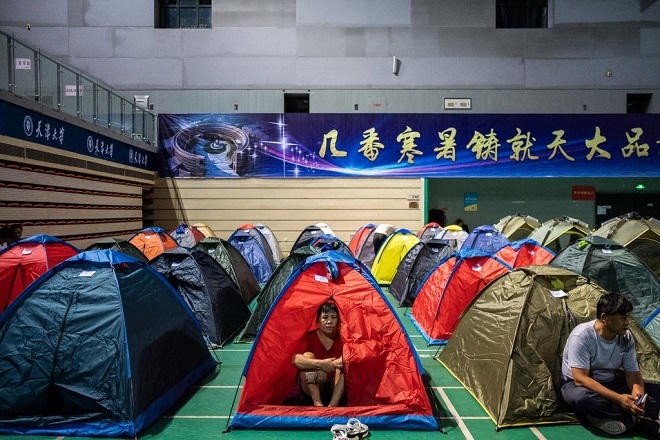 Tranh cãi về tình trạng cha mẹ “học Đại học cùng con”