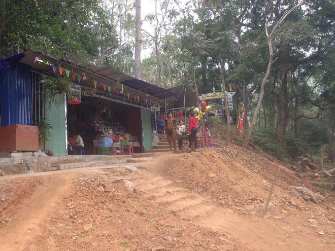 Nhà ở, nhà nghỉ trái phép đang phá vỡ cảnh quan hồ Ba Bể